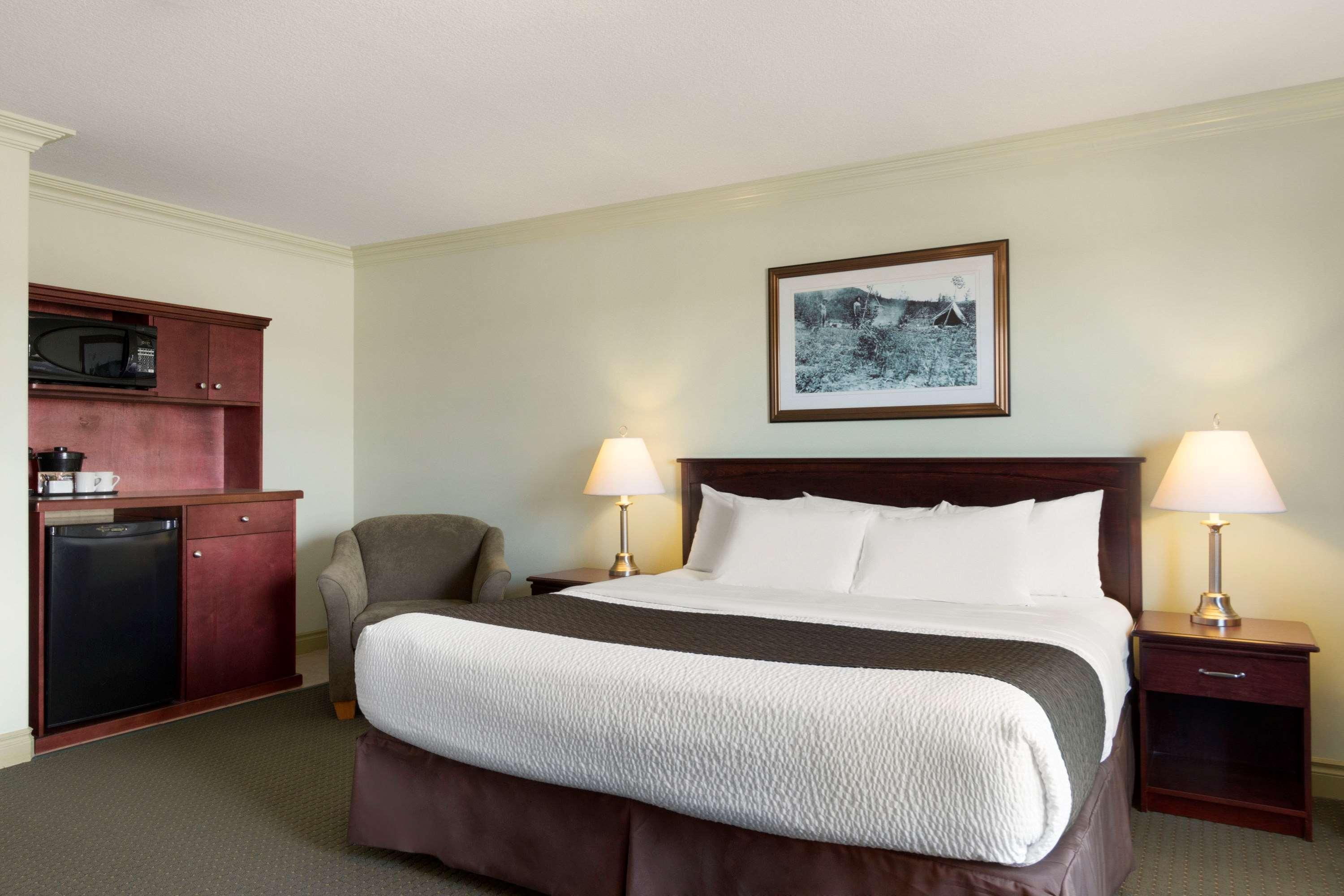 Quality Inn & Suites Whitecourt Eksteriør bilde