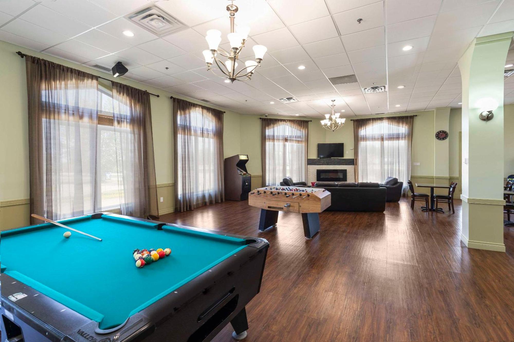Quality Inn & Suites Whitecourt Eksteriør bilde