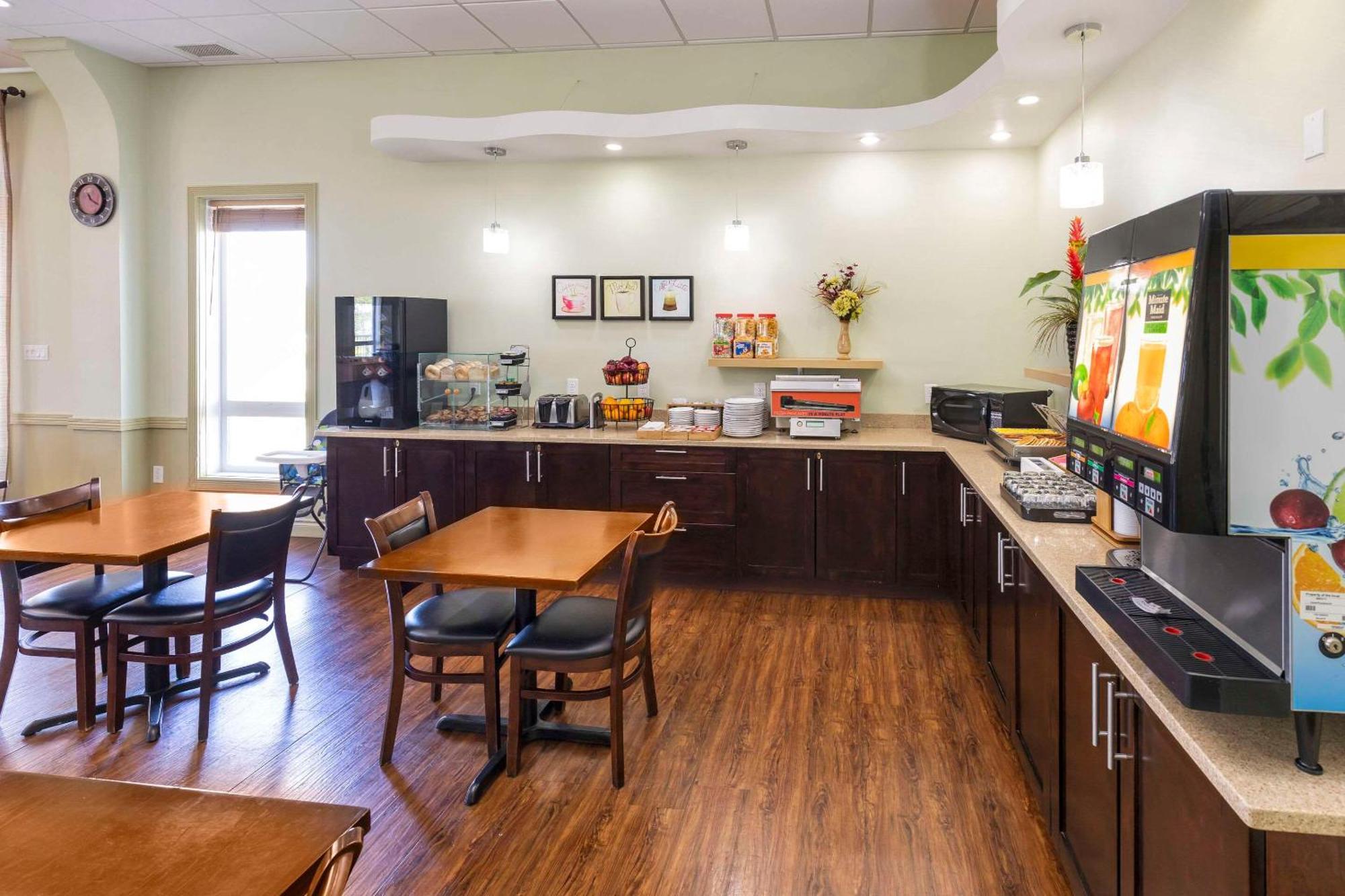 Quality Inn & Suites Whitecourt Eksteriør bilde