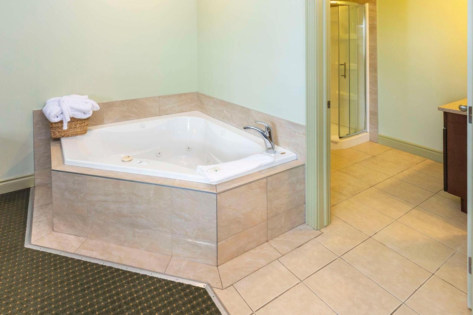 Quality Inn & Suites Whitecourt Eksteriør bilde