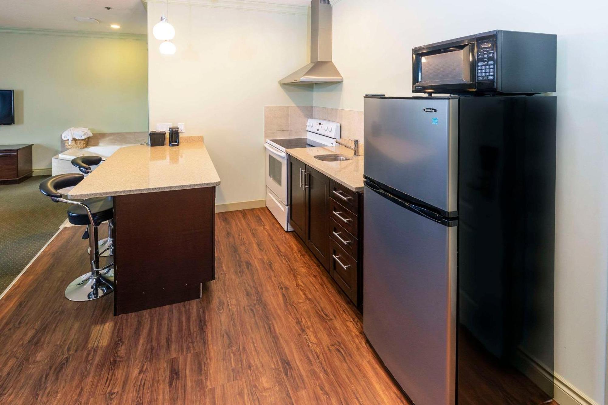 Quality Inn & Suites Whitecourt Eksteriør bilde