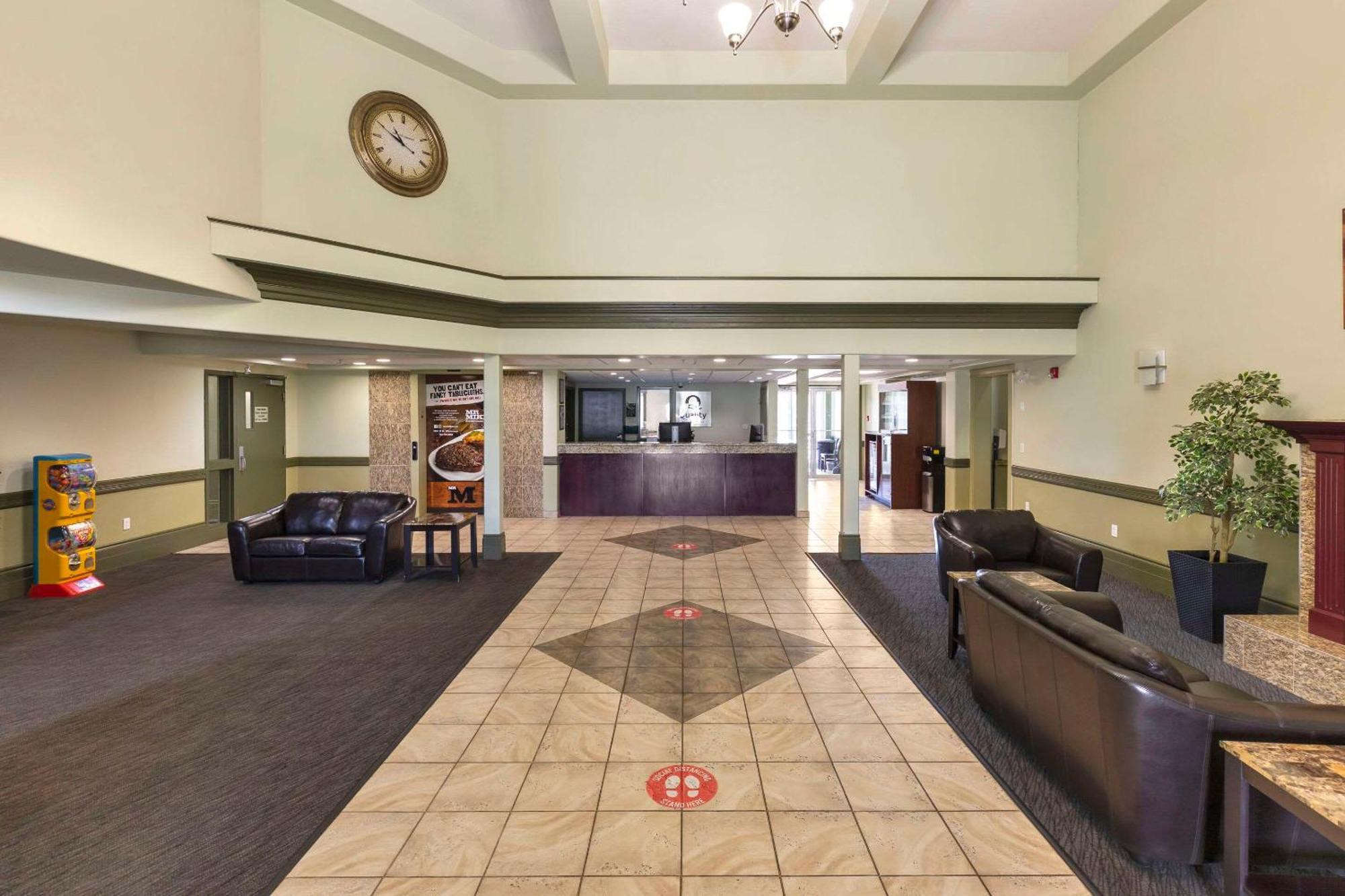 Quality Inn & Suites Whitecourt Eksteriør bilde