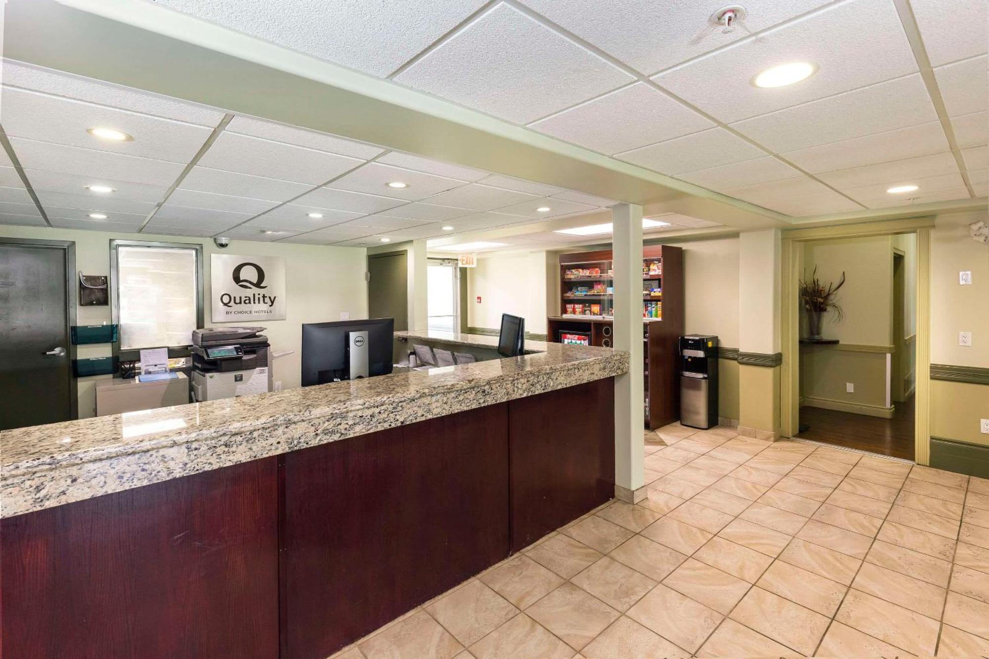 Quality Inn & Suites Whitecourt Eksteriør bilde